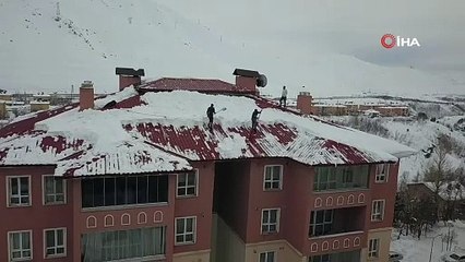Çatıda can pazarı! Kışın zorlu mesaisi ekmek kapısı oldu