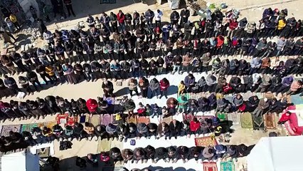 Gazze'de enkaz arasındaki Ulu Camii'nde cuma namazı kılındı