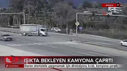 Antalya'da duran otomobile çarpmamak için direksiyonu kırdı, kamyona çarptı