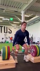 Kenan Yıldız 200 kiloluk halteri kaldırdı