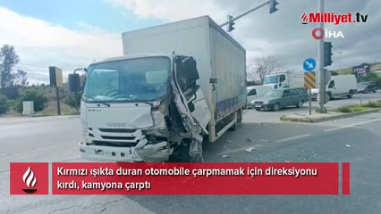 Kırmızı ışıkta duran otomobile çarpmamak için direksiyonu kırdı, kamyona çarptı