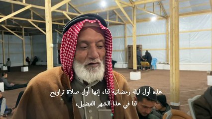 الفلسطينيون يؤدون صلاة التراويح في المسجد العمري في غزة