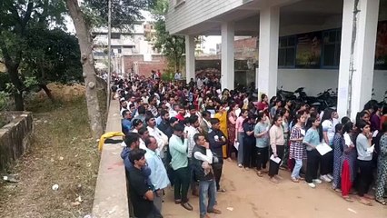 रीट:  परीक्षा से पहले परीक्षा, गहनता से जांच के बाद दिया परीक्षा केन्द्रों में प्रवेश