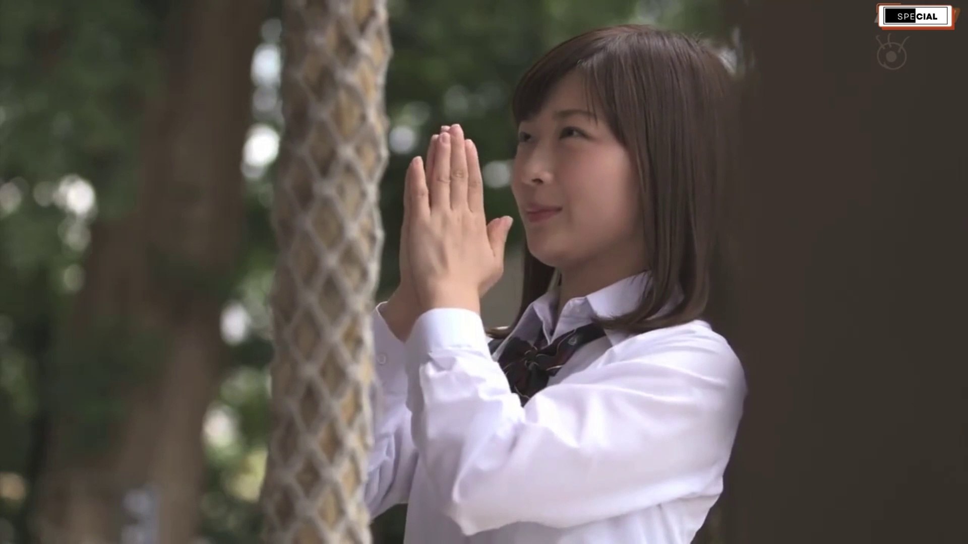 Әдемі брюнетка трахает алады