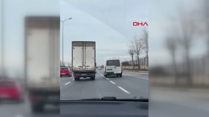Sultangazi'de iki şoför yol verme kavgasına tutuştu! O anlar kamerada