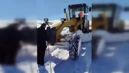 Van'da yolda mahsur kalanlar ekipler tarafından kurtarıldı