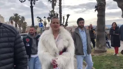 Sharon Stone sul lungomare di Alghero, modella per lo stilista Antonio Marras