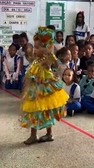 Pequena Gabriela Andrade dança Ilê Ayê durante apresentação na escola, em Salvador