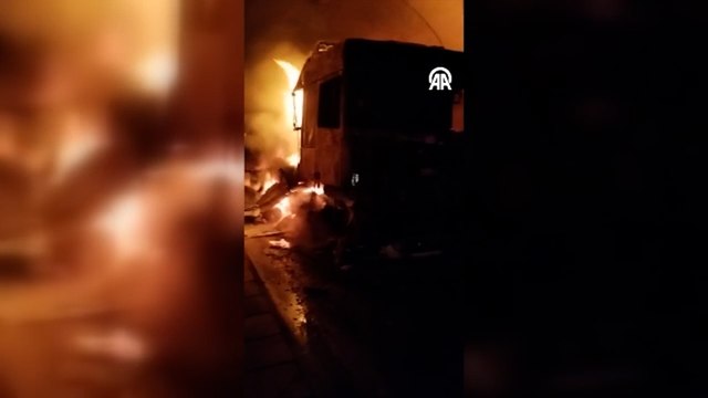 Artvin'de tünel içinde tır yandı: 5 yaralı