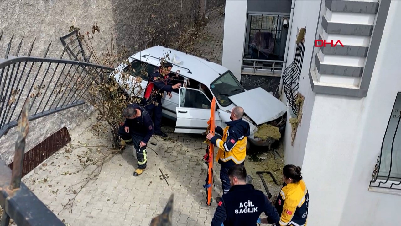 Otomobil, yol ile apartman arasındaki boşluğa düştü
