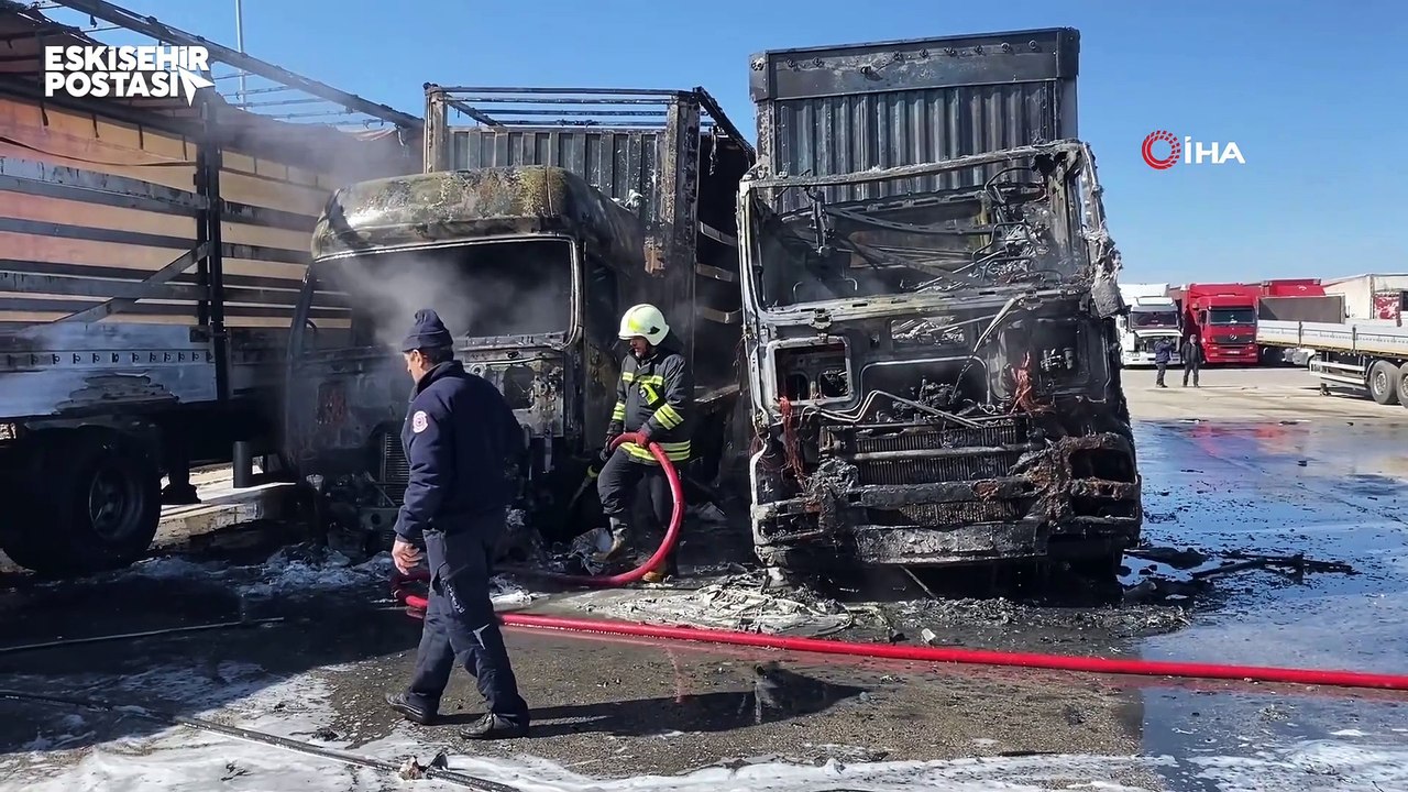 Eskişehir'de parkta büyük panik: Üç tır alev alev yandı