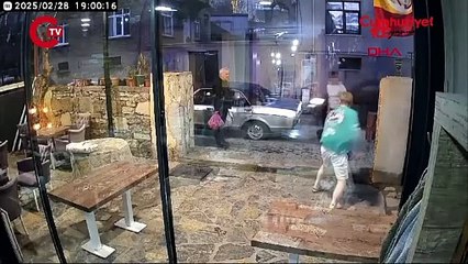 Kafe sahibi ile müşteri arasında çıkan kavga kamerada