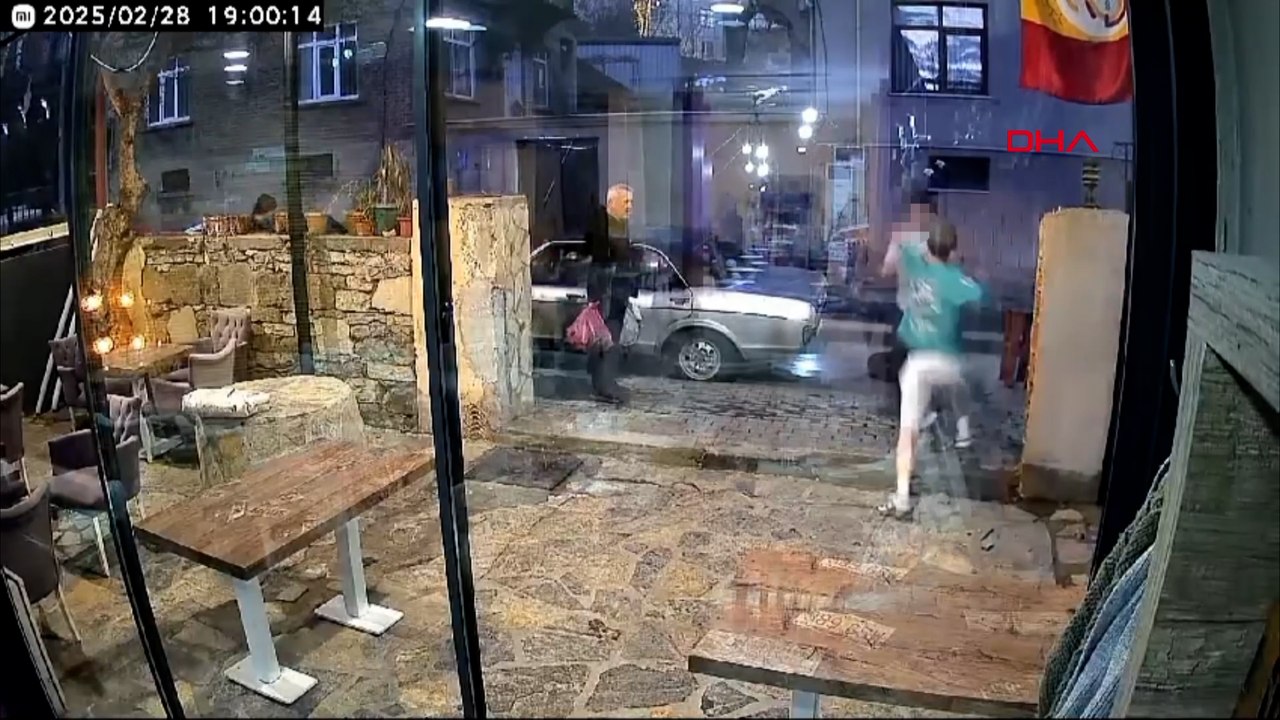 Kafe sahibi ile müşteri arasında çıkan kavga kamerada