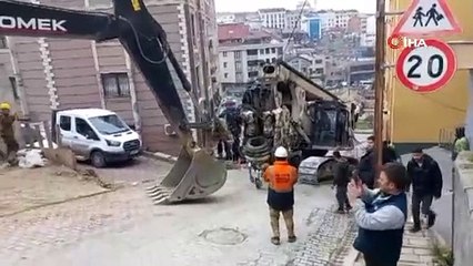 Kağıthane'de korkutan kaza: İş makinesini taşıyan halat koptu!