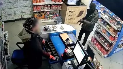Uzun namlulu oyuncak silahla soygun anı kamerada