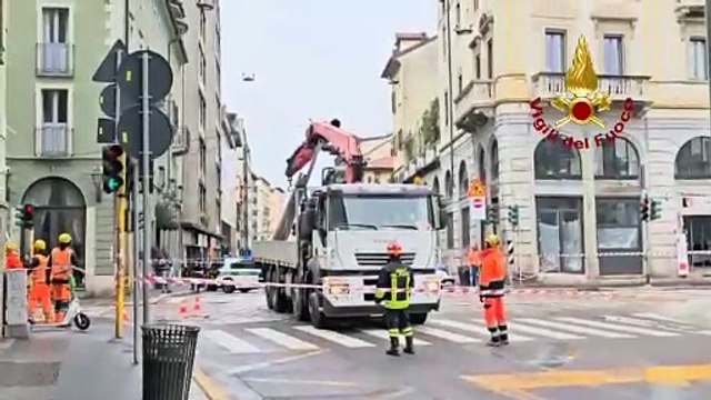Milano, camion aggancia i fili del tram: traffico in tilt