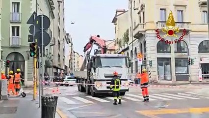 Milano, camion aggancia i fili del tram: traffico in tilt