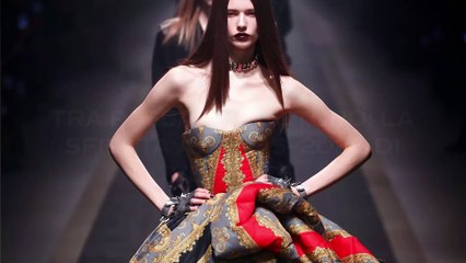 Tra passato e futuro: il video della sfilata di Versace A/I 2025-26