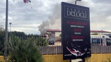 Alghero, incendio in un capannone delle Tenute Delogu