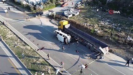 Yolcu servisi park halindeki tıra çarptı: 6 ölü, 8 yaralı