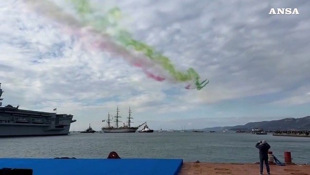 Trieste, le Frecce tricolori omaggiano l'Amerigo Vespucci