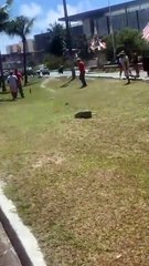 Homens fecham pista na Estrada do Coco para trocar socos; ASSISTA