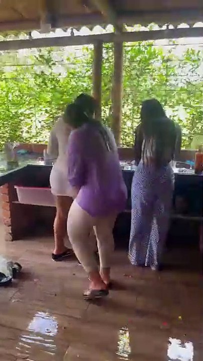 Do you smell that? Smells like summer and sun Blondie