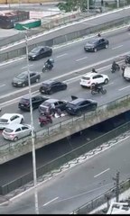 Policial atira contra suspeitos no meio do trânsito de SP