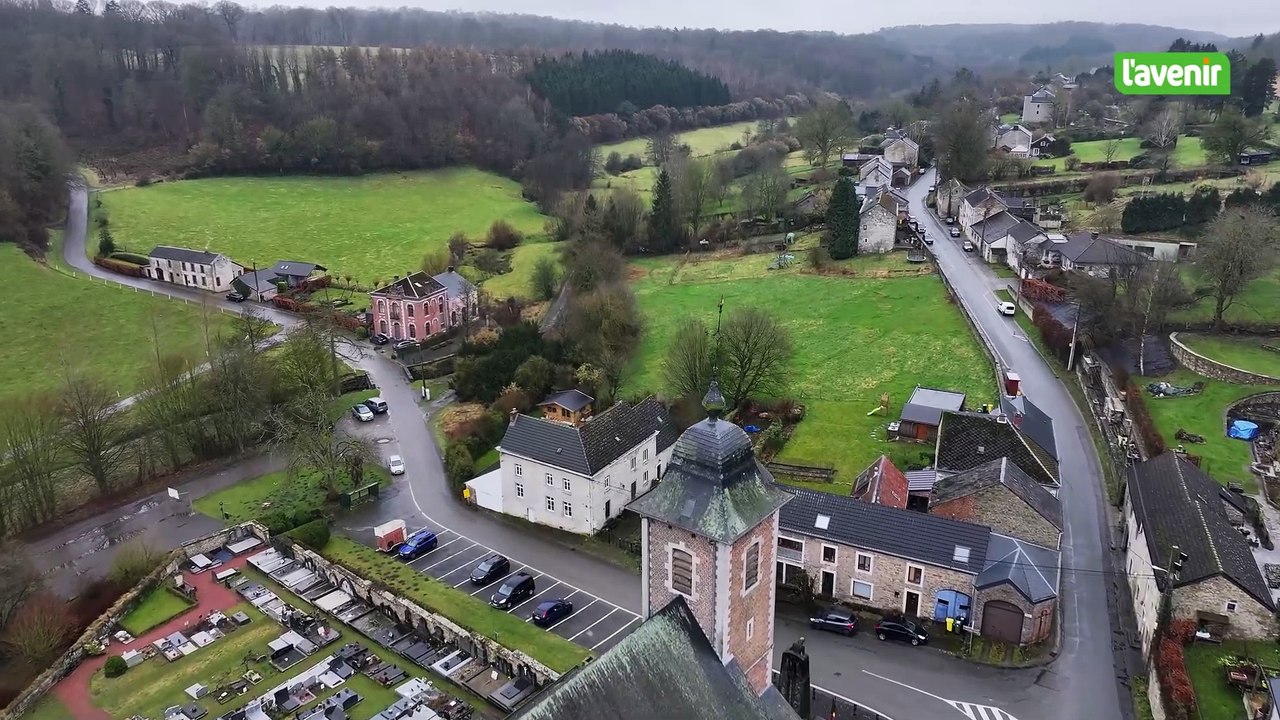L'église au milieu du village : Tavier