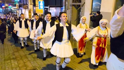 Πολύχρωμα γαϊτανάκια, χορός και μουσική στο κέντρο της Λαμίας.