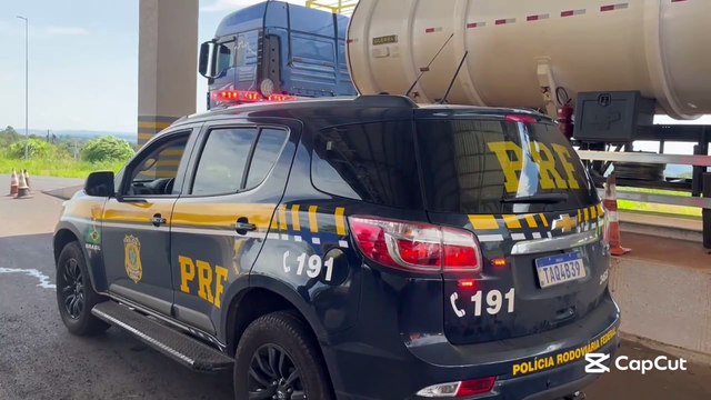 Carreta-tanque contaminada e sem pneus em três eixos é apreendida pela PRF no Paraná