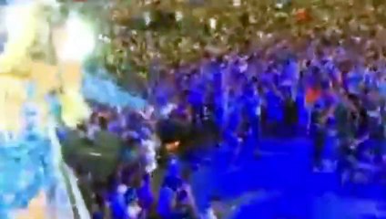 Ivete Sangalo organiza roda em apresentação