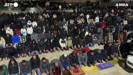 Primo giorno di Ramadan, i fedeli musulmani in preghiera