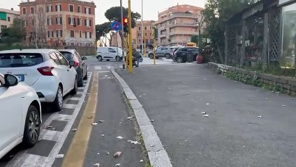 La ciclabile 'affogata' dal parcheggio