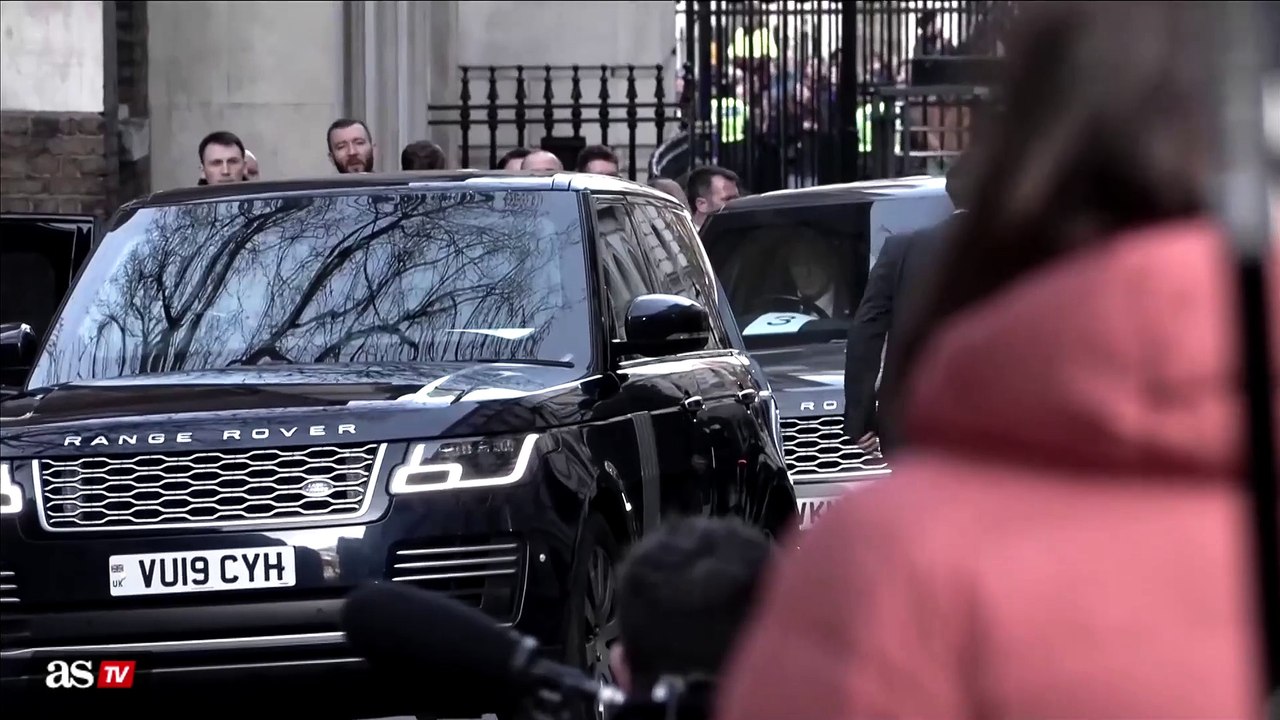 Starmer Greets Zelenskiy with a Warm Hug as He Arrives at Downing Street