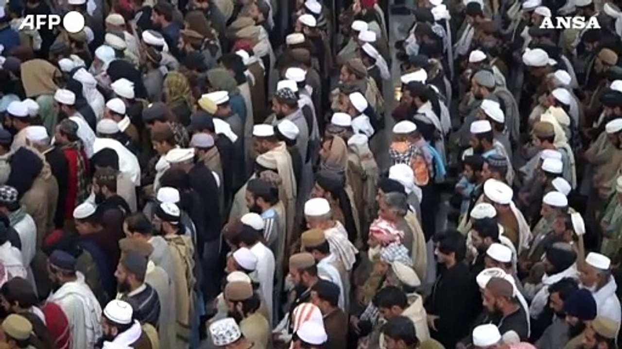 Pakistan, funerali dopo l'attentato suicida nella scuola islamica