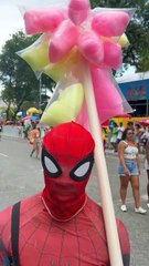 Ambulante se veste de Homem-Aranha para atrair vendas da criançada