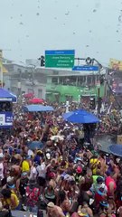 Mesmo com chuva, Galo da Madrugada agita Recife com 9 horas de desfile e 30 trios
