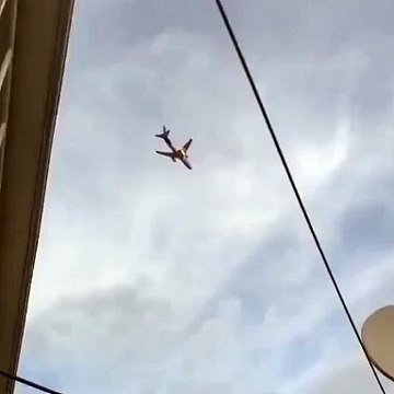 Havada korku dolu anlar: Motoru alev alan uçak acil iniş yaptı