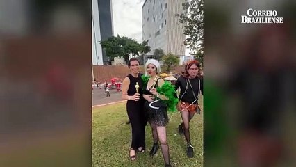 Giuliana Morrone faz homenagem para Fernanda Torres no carnaval do DF