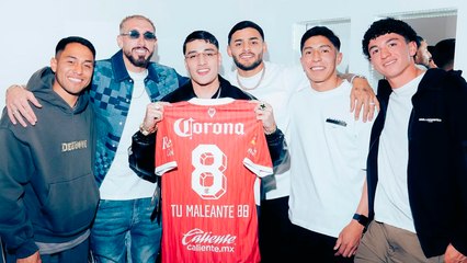 Toluca: Alexis Vega y Héctor Herrera le regalan playera a "El Malilla" y da concierto con el jersey
