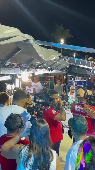 Scheila Carvalho curte ao som do marido e cantor Tony Salles no circuito Barra-Ondina