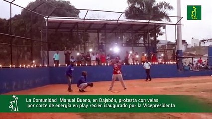 Residentes del municipio de Manuel Bueno se manifestaron la noche de este sábado encendiendo velas en el play recién inaugurado por la vicepresidenta de la República