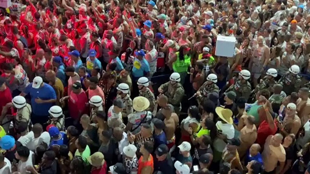 Vídeo mostra momento em que guardas municipais agridem foliões no circuito Barra-Ondina; assista