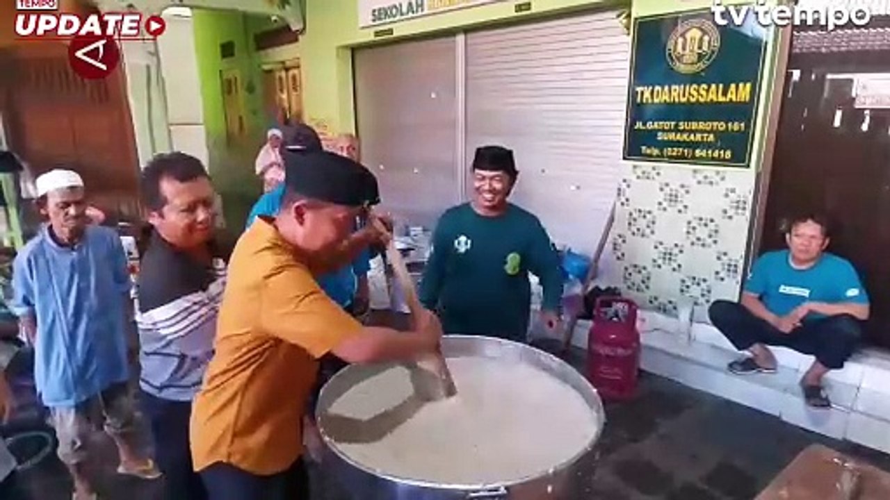 Masjid Darussalam Solo Bagikan Bubur Banjar Samin Jelang Berbuka Puasa