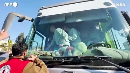 Gaza, la gioia a Khan Yunis all'arrivo dei detenuti rilasciati da Israele