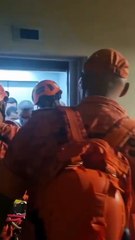 Bombeiros resgatam 11 pessoas presas em elevador na Sapucaí