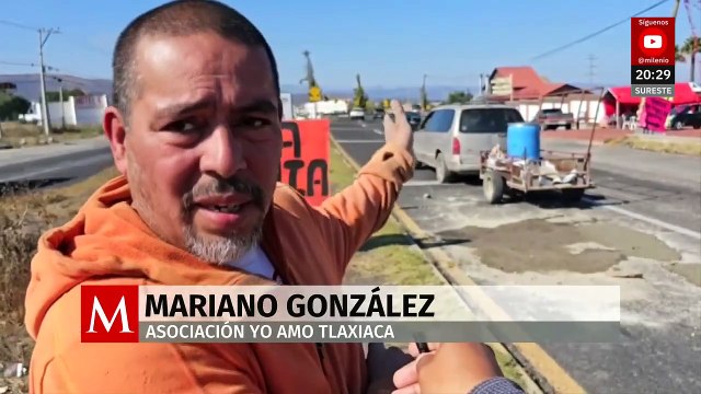 Cansados de esperar, ciudadanos arreglan baches en la México-Laredo