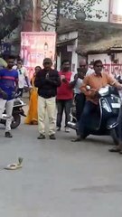 बीच सड़क प्रकट हुए 'नाग देवता'