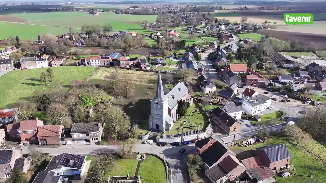 L'église au milieu du village : Celles